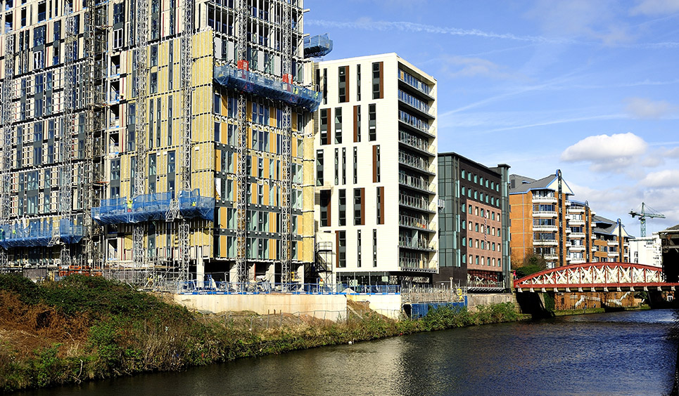 Facade construction on a block of residential apartments